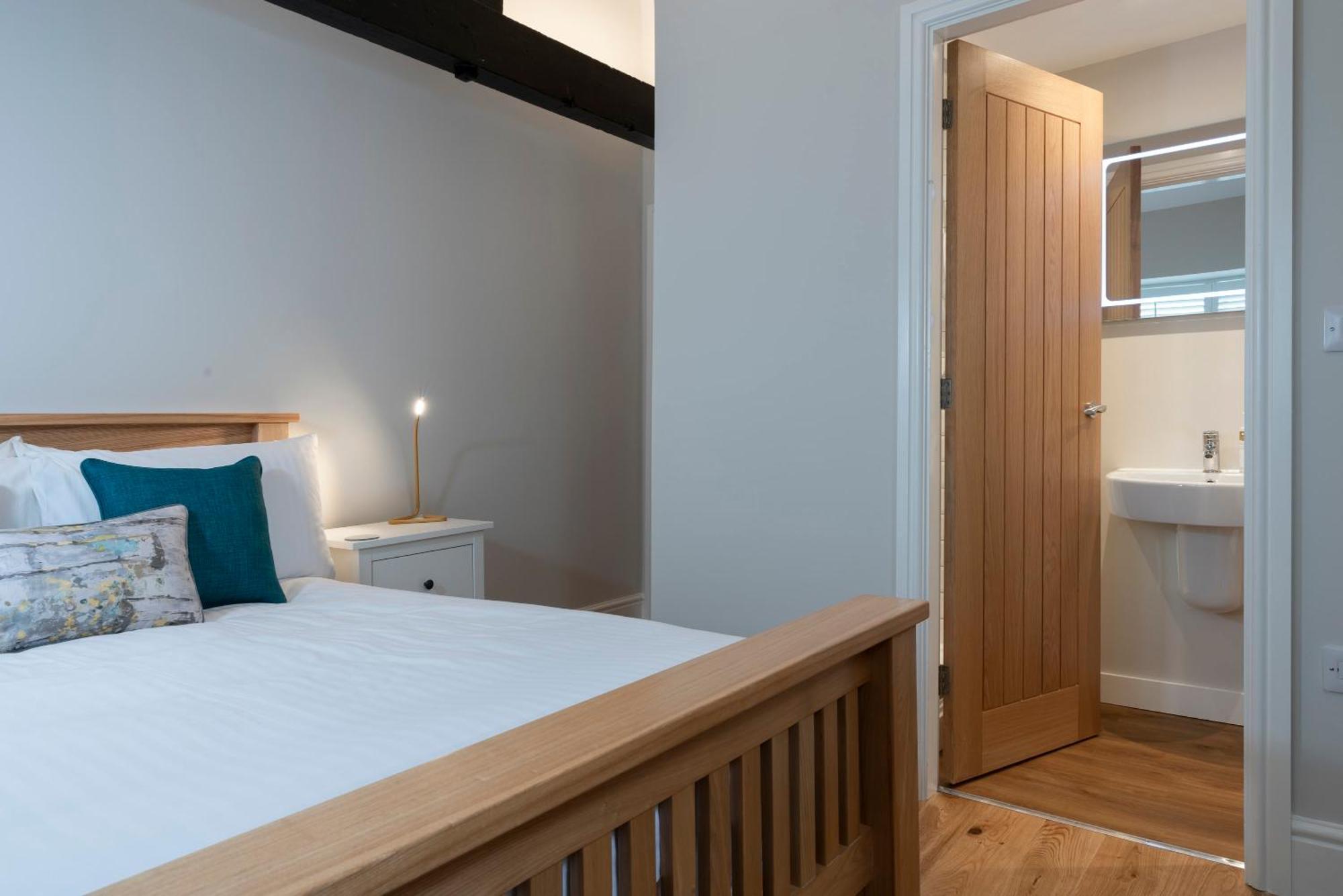 Apartment The Sorting Office - Spacious Modern With Parking In